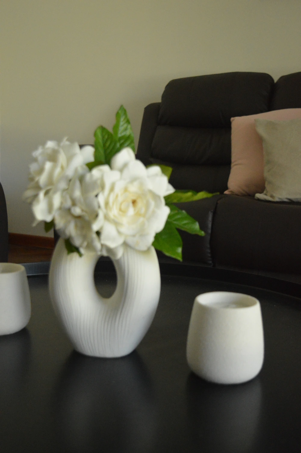 Mesa de comedor con flores y acceso al jardín del Residencial Lumina