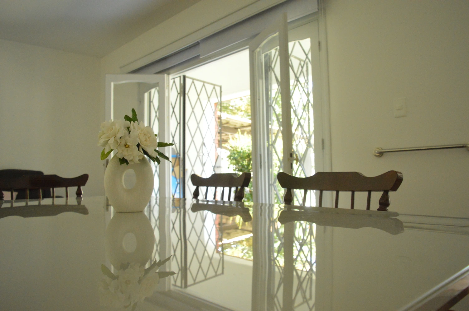 Comedor y sala común con acceso al jardín del Residencial Lumina