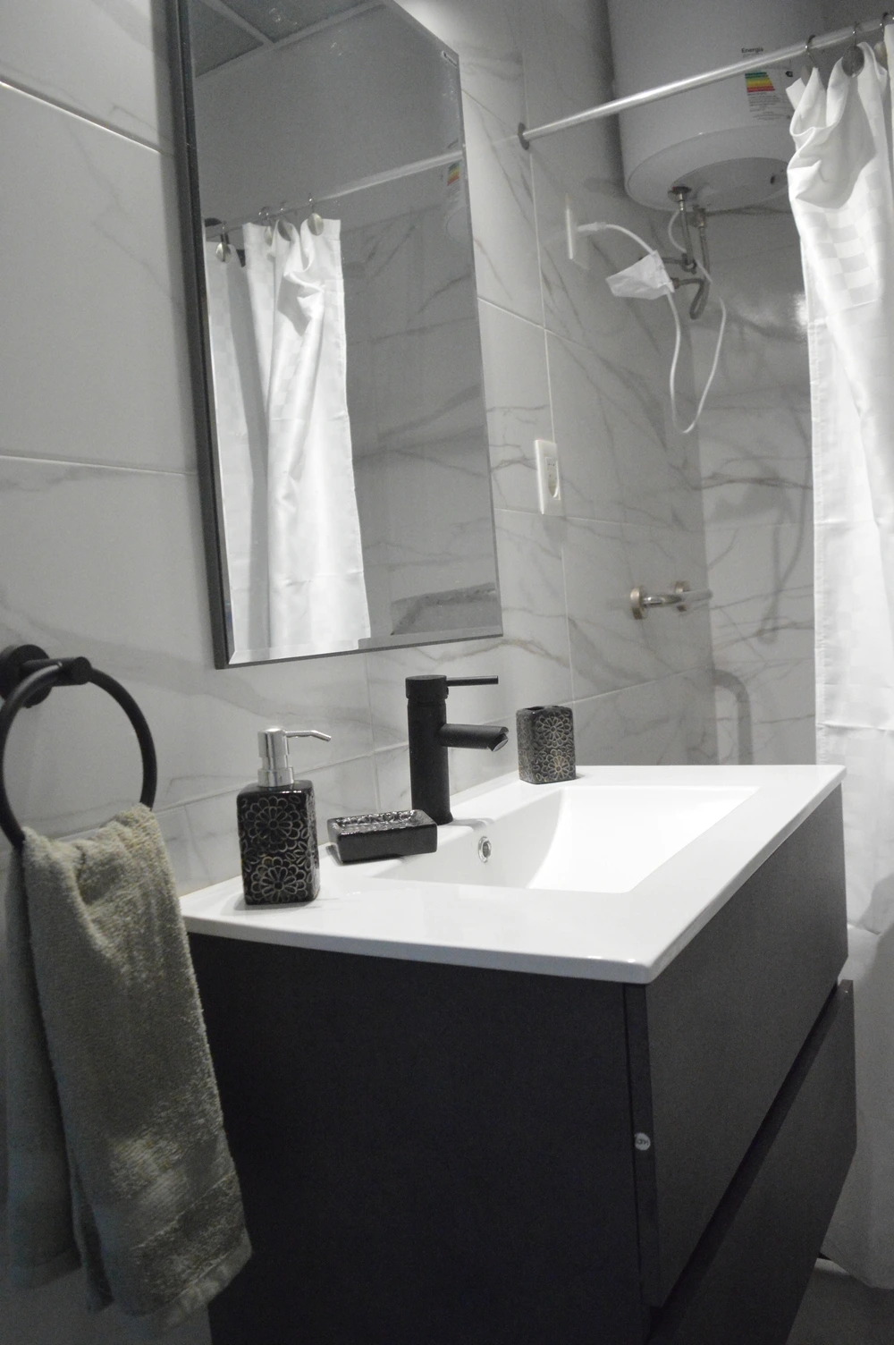 Habitación con cama y decoración del Residencial Lumina