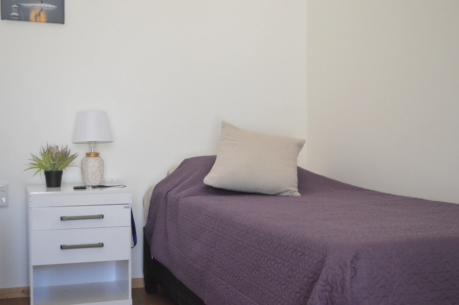 Baño moderno con lavabo y espejo del Residencial Lumina